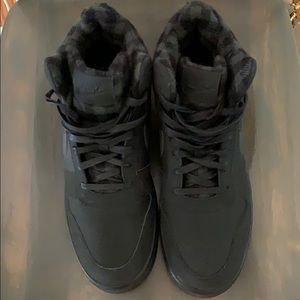 Nike court borough mid premium